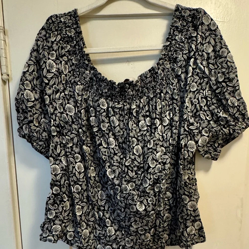 Smocked Off the Shoulder Scoop-Neck Women’s Top in Black & White Floral
